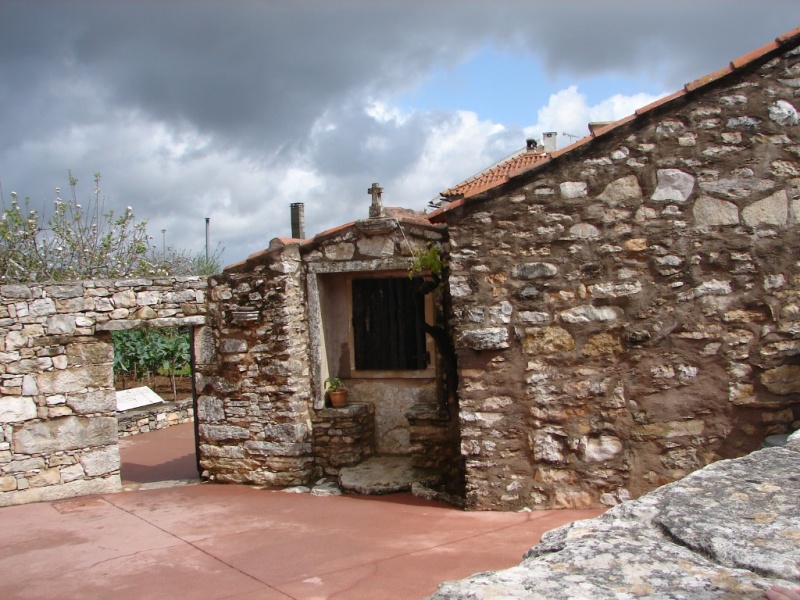 2008/03(March)/AroundTheWorld/Lisbon/800x600_two cousins home next door to Lucy.jpg